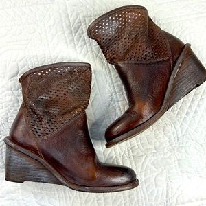 Bed|Stu •9.5• Perforated Wedge Leather Booties